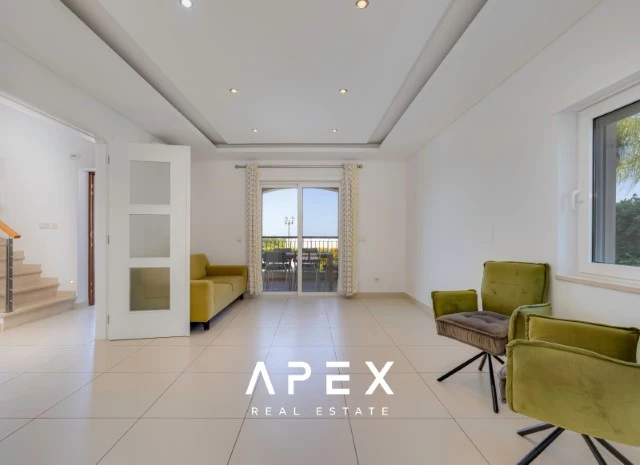 4 Bedroom Townhouse Ocean View | End of Terrace Townhouse