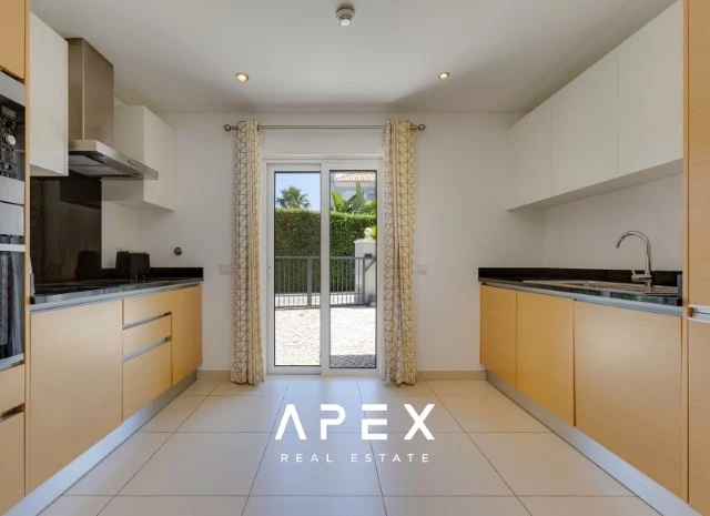 4 Bedroom Townhouse Ocean View | End of Terrace Townhouse