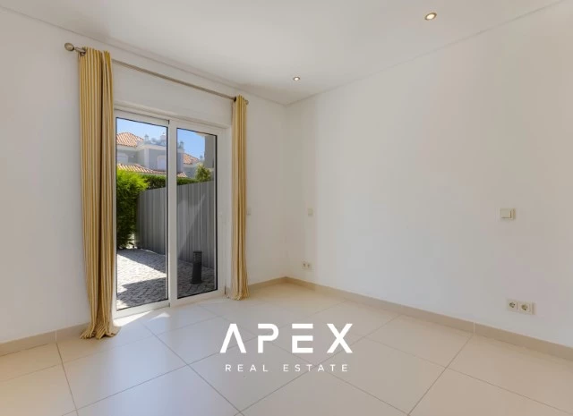 4 Bedroom Townhouse Ocean View | End of Terrace Townhouse