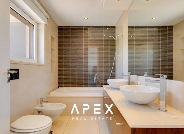 4 Bedroom Townhouse Ocean View | End of Terrace Townhouse