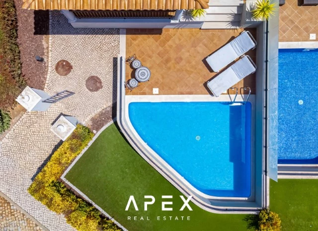4 Bedroom Townhouse Ocean View | End of Terrace Townhouse