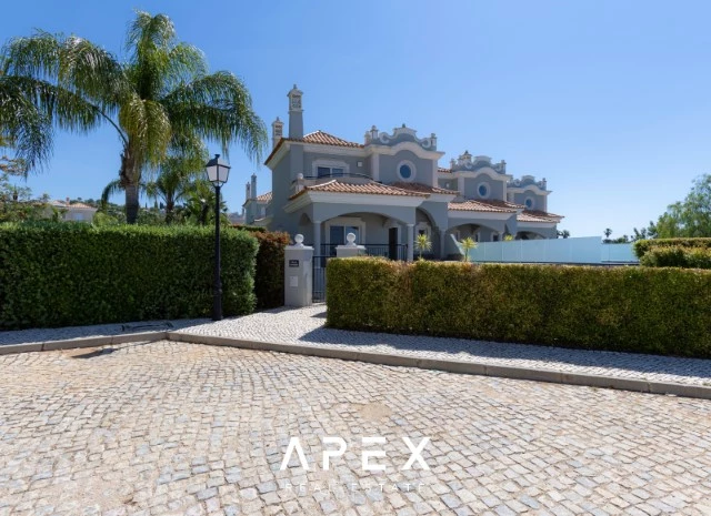 4 Bedroom Townhouse Ocean View | End of Terrace Townhouse