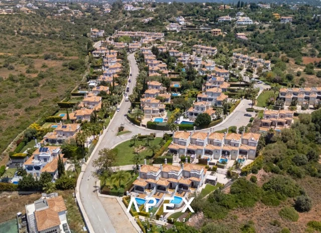 4 Bedroom Townhouse Ocean View | End of Terrace Townhouse