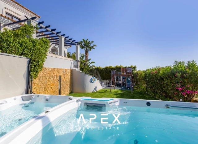 Luxurious Five-Bedroom Villa with Stunning Sea View