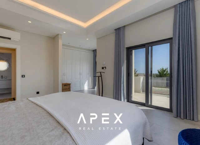 Luxurious Five-Bedroom Villa with Stunning Sea View