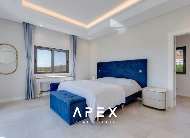 Luxurious Five-Bedroom Villa with Stunning Sea View