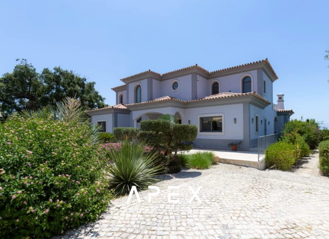 Luxurious Five-Bedroom Villa with Stunning Sea View