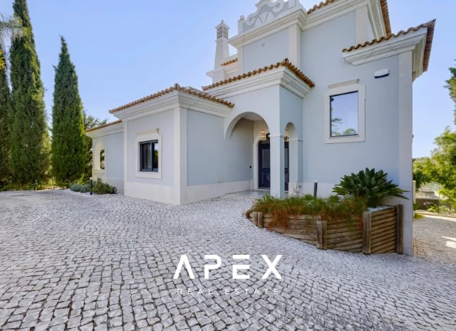 Luxurious Five-Bedroom Villa with Stunning Sea View