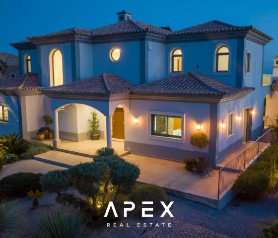 Five Bedroom Villa with Breathtaking Views and Luxurious Amenities