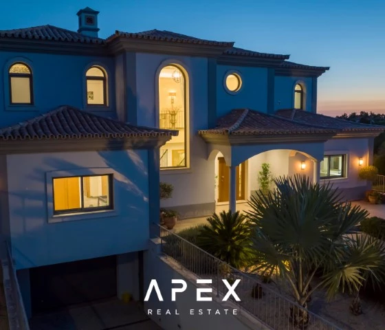 Five Bedroom Villa with Breathtaking Views and Luxurious Amenities