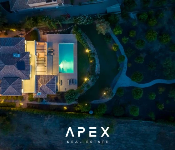 Five Bedroom Villa with Breathtaking Views and Luxurious Amenities