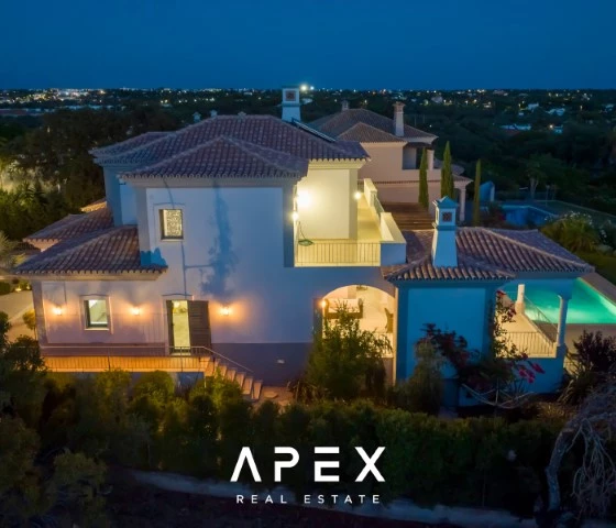 Five Bedroom Villa with Breathtaking Views and Luxurious Amenities