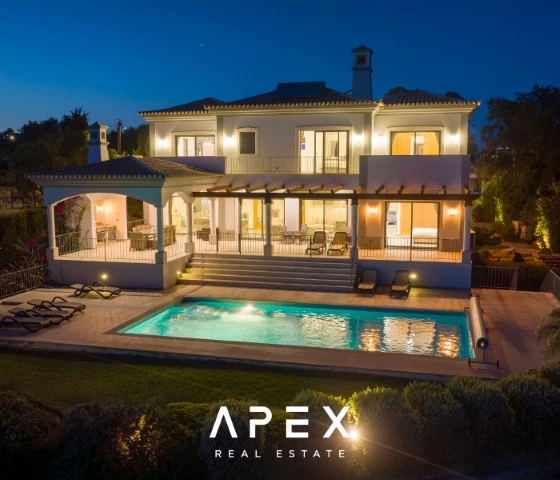 Five Bedroom Villa with Breathtaking Views and Luxurious Amenities