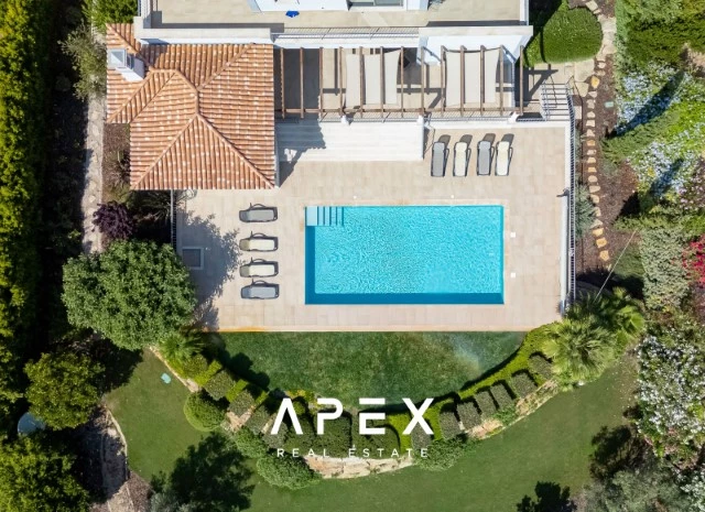 Five Bedroom Villa with Breathtaking Views and Luxurious Amenities