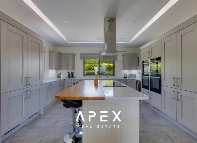 Five Bedroom Villa with Breathtaking Views and Luxurious Amenities