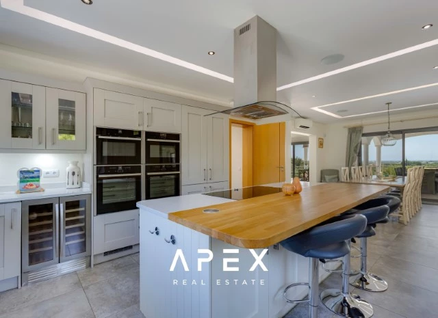 Five Bedroom Villa with Breathtaking Views and Luxurious Amenities