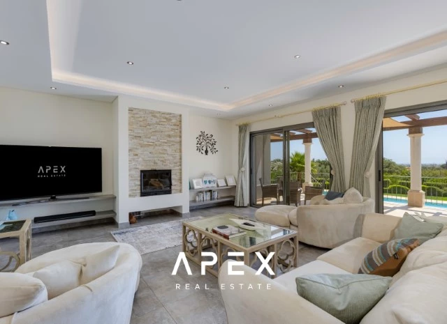 Five Bedroom Villa with Breathtaking Views and Luxurious Amenities
