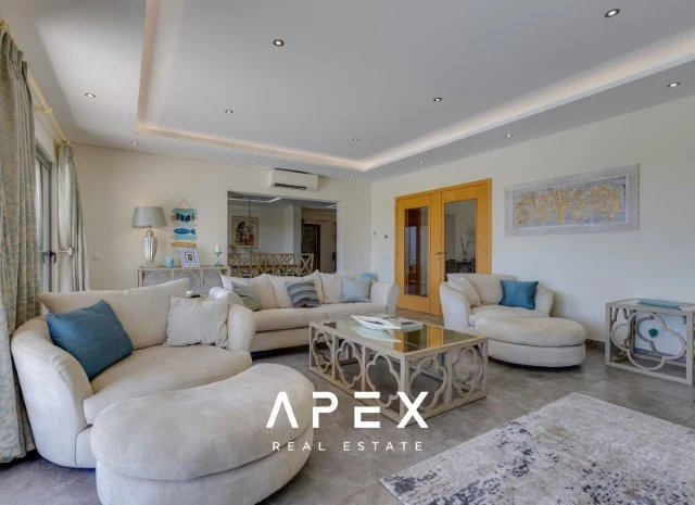 Five Bedroom Villa with Breathtaking Views and Luxurious Amenities