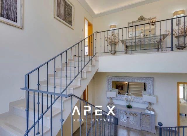 Five Bedroom Villa with Breathtaking Views and Luxurious Amenities