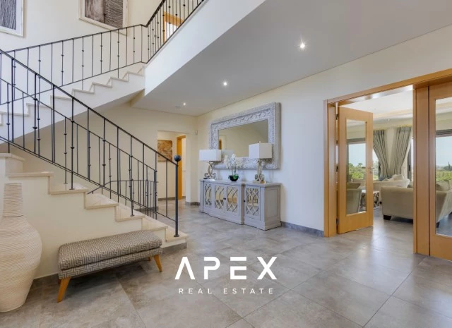 Five Bedroom Villa with Breathtaking Views and Luxurious Amenities