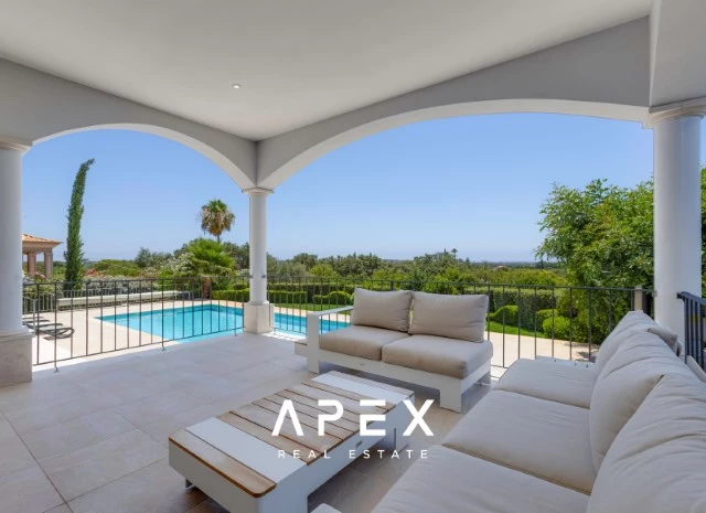 Five Bedroom Villa with Breathtaking Views and Luxurious Amenities