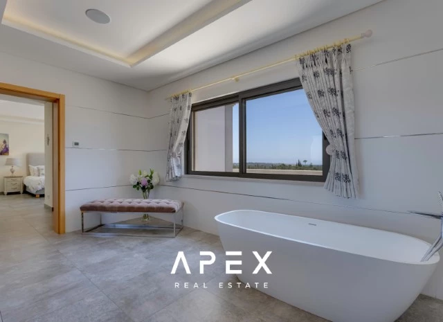 Five Bedroom Villa with Breathtaking Views and Luxurious Amenities