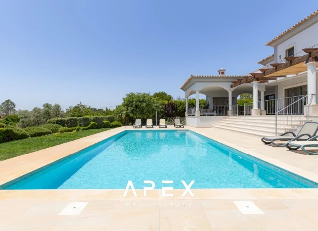 Five Bedroom Villa with Breathtaking Views and Luxurious Amenities