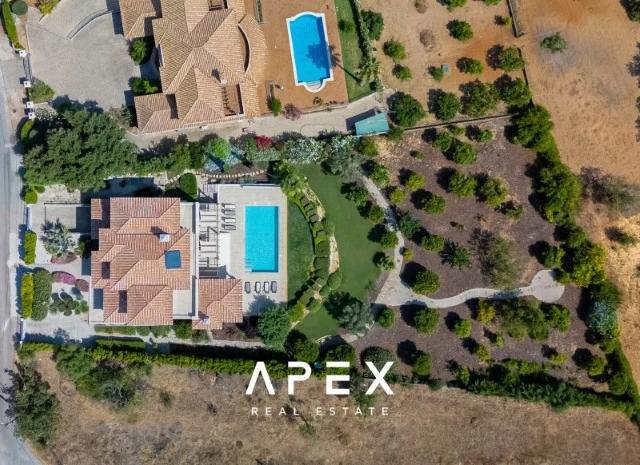 Five Bedroom Villa with Breathtaking Views and Luxurious Amenities