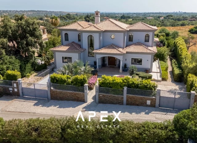 Five Bedroom Villa with Breathtaking Views and Luxurious Amenities
