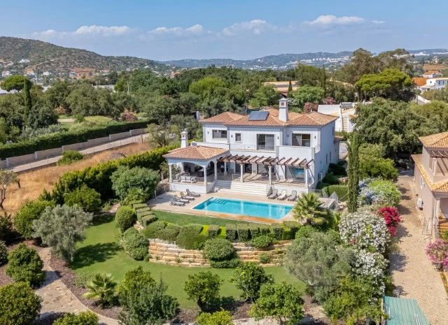 Five Bedroom Villa with Breathtaking Views and Luxurious Amenities
