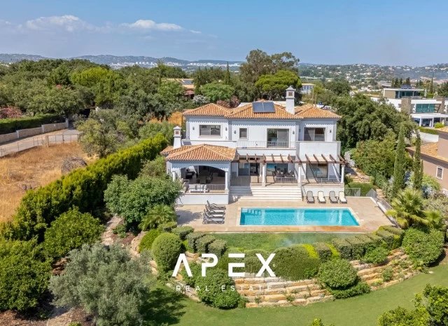 Five Bedroom Villa with Breathtaking Views and Luxurious Amenities