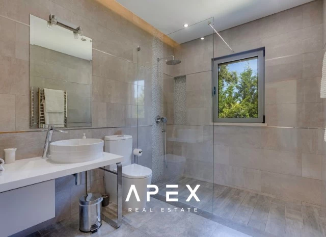 Five Bedroom Villa with Breathtaking Views and Luxurious Amenities