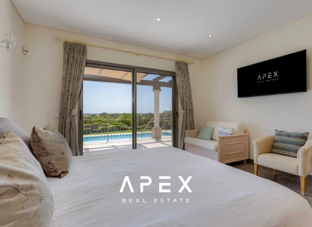 Five Bedroom Villa with Breathtaking Views and Luxurious Amenities