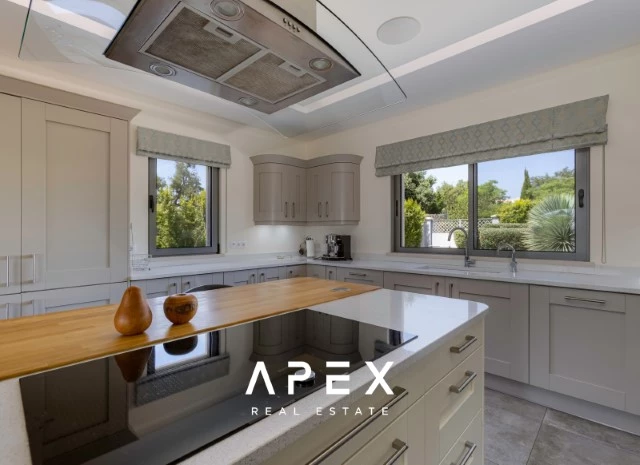 Five Bedroom Villa with Breathtaking Views and Luxurious Amenities