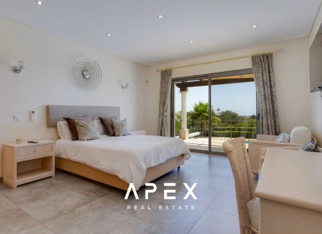 Five Bedroom Villa with Breathtaking Views and Luxurious Amenities