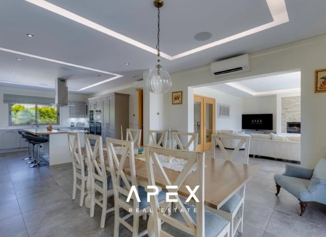 Five Bedroom Villa with Breathtaking Views and Luxurious Amenities