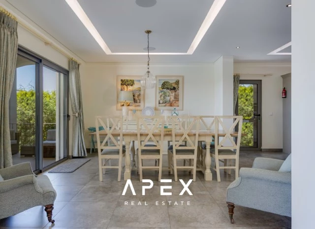 Five Bedroom Villa with Breathtaking Views and Luxurious Amenities