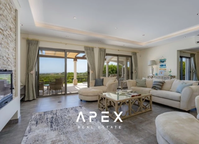 Five Bedroom Villa with Breathtaking Views and Luxurious Amenities