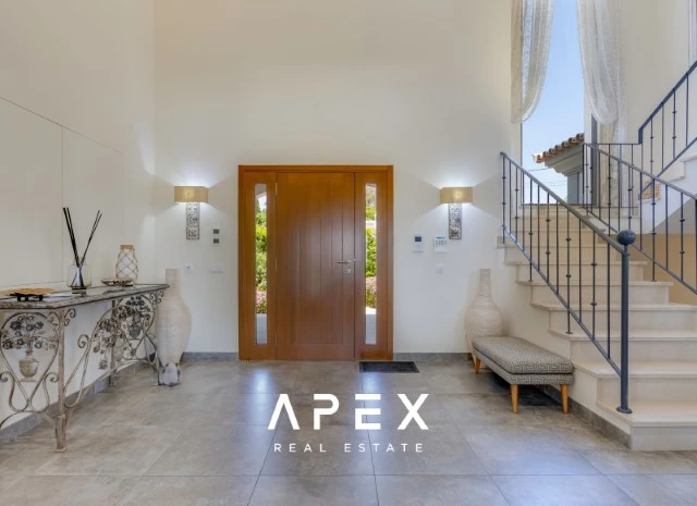 Five Bedroom Villa with Breathtaking Views and Luxurious Amenities