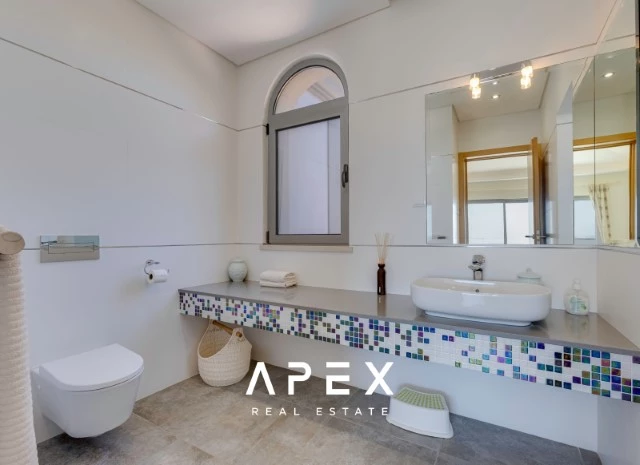 Five Bedroom Villa with Breathtaking Views and Luxurious Amenities