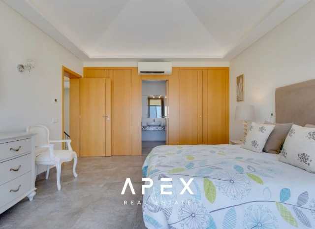 Five Bedroom Villa with Breathtaking Views and Luxurious Amenities