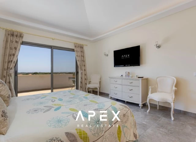 Five Bedroom Villa with Breathtaking Views and Luxurious Amenities