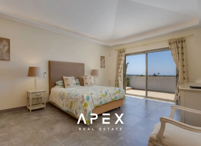 Five Bedroom Villa with Breathtaking Views and Luxurious Amenities