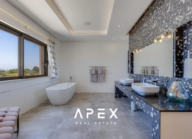 Five Bedroom Villa with Breathtaking Views and Luxurious Amenities