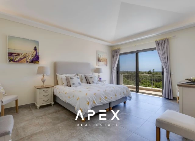 Five Bedroom Villa with Breathtaking Views and Luxurious Amenities
