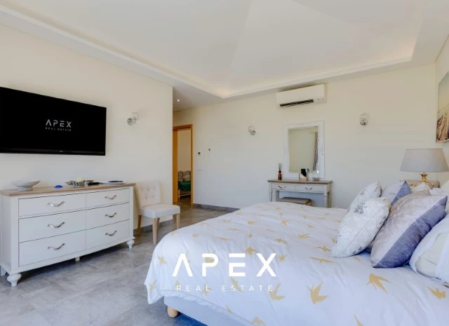 Five Bedroom Villa with Breathtaking Views and Luxurious Amenities