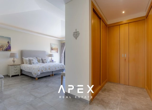 Five Bedroom Villa with Breathtaking Views and Luxurious Amenities