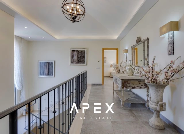 Five Bedroom Villa with Breathtaking Views and Luxurious Amenities