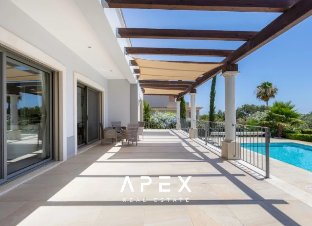Five Bedroom Villa with Breathtaking Views and Luxurious Amenities