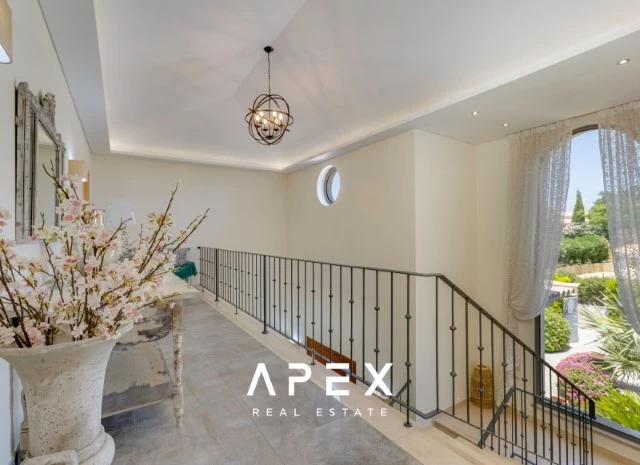 Five Bedroom Villa with Breathtaking Views and Luxurious Amenities